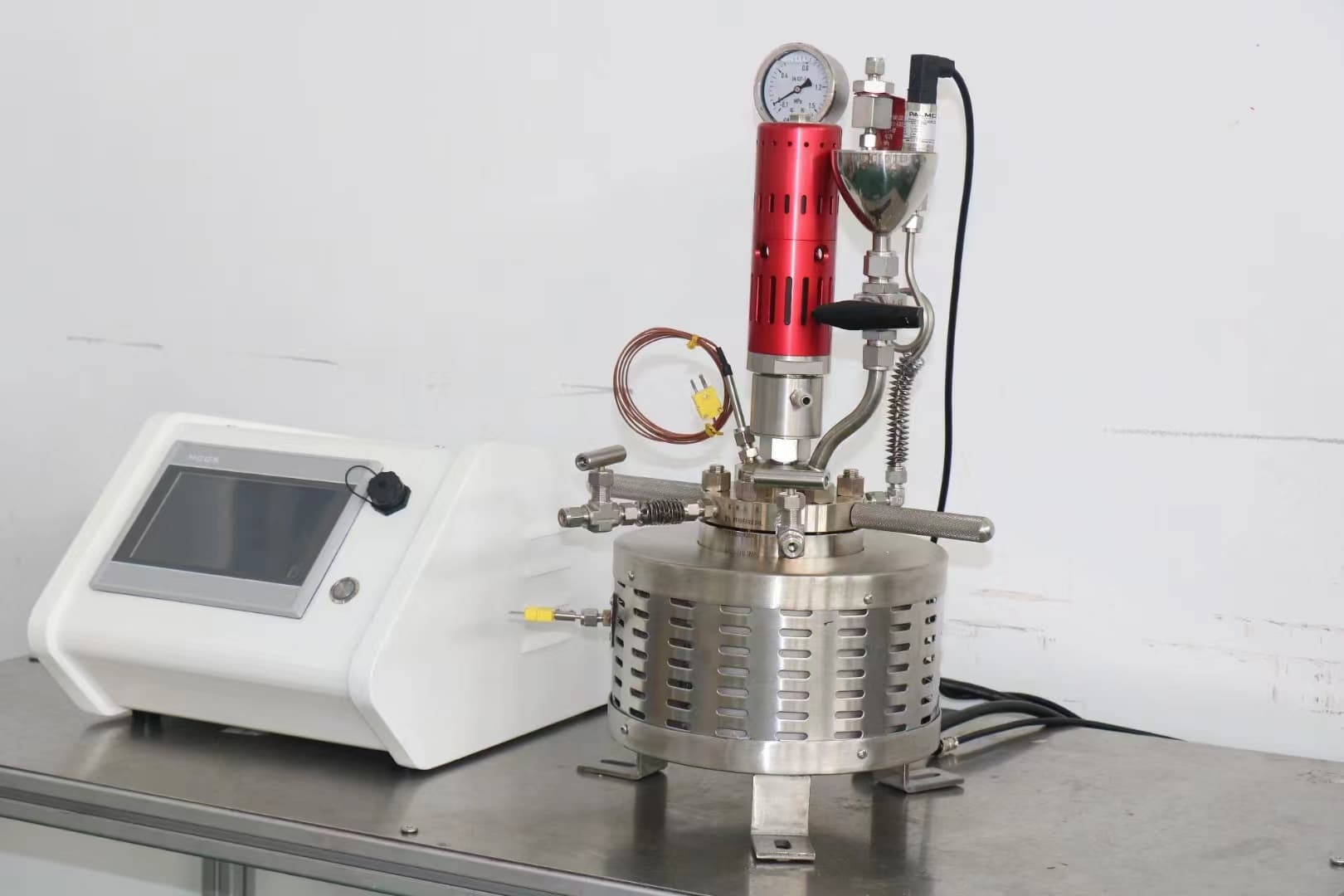 What scenarios should laboratory reactors be used for?
